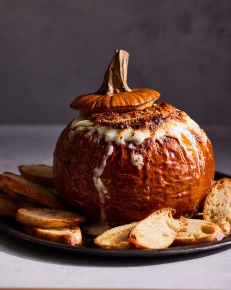 Pumpkin Fondue, Toasted Crostini, Pumpkin Dip, Whats Gaby Cooking, Cooking Pumpkin, Fall Dinner Party, Festive Food, Creative Cooking, Sweet Pumpkin