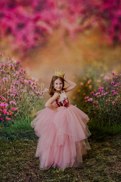 5 Year Photoshoot Ideas, Princess Poses, Princess Photoshoot, Coquette Party, Princess Photography, Princess Photo Shoot, Krishna Photography, 7 Birthday, Princesa Tiana