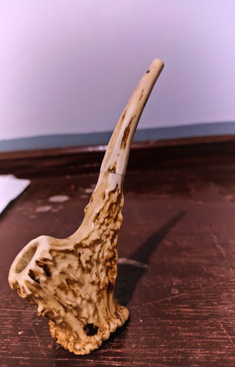 Deer Horn Ideas, Deer Antler Pipe, Deer Horn Jewelry, Antler Pipe, Diy Antler, Antler Projects, Deer Antler Crafts, Deer Antler Decor, Antlers Decor