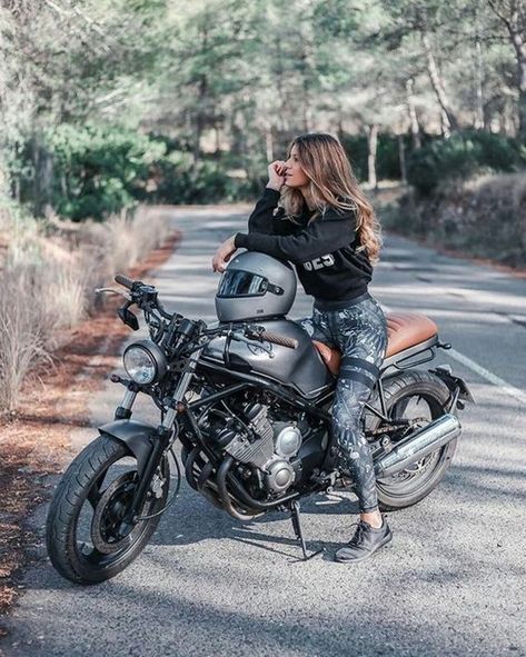 Motocykle Harley Davidson, Motorcycle Photo Shoot, Girl Biker, Мотоциклы Harley Davidson, Image Moto, Cafe Racer Girl, Biker Photoshoot, Motorcycle Photography, Cafe Racer Build