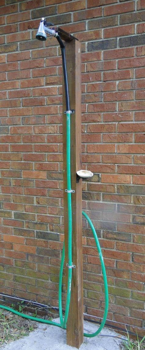 Diy Outdoor Shower Ideas, Outdoor Shower Kits, Outside Showers, Outdoor Shower Enclosure, Outdoor Shower Diy, Outdoor Baths, Pool Shower, Garden Shower, Outdoor Bath