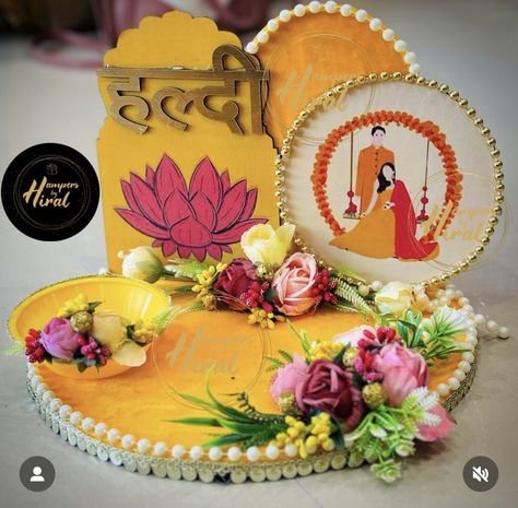 Haldi Packing Ideas, Mangalsutra Plate Decoration Ideas, Trousseau Packing Ideas Trays, Chab Decoration Wedding, Chhab Decoration Idea, Haldi Tray Decoration Ideas, Haldi Platter Decoration, Haldi Plate Decoration Ideas, Mehandi Platter