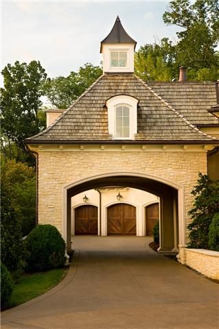 Really frames your drive and you could put a kids games room up the top... Cupula Ideas, Entrance Driveway, Plant Inspiration, Barn Houses, House Garage, Porte Cochere, Renzo Piano, Farmhouse Ideas, Modern Farmhouse Exterior