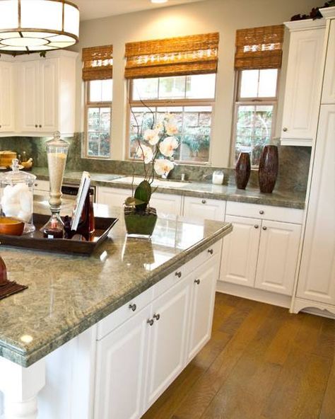 Green Kitchen Countertops, Green Granite Kitchen, Green Granite Countertops, Green Countertops, Granite Kitchen Counters, Outdoor Kitchen Countertops, Green Granite, Laminate Kitchen, Tuscan Kitchen