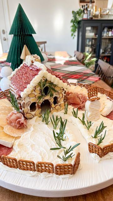 Charcuterie House Ideas, Cheese Gingerbread House, Savoury Gingerbread House, Meat Gingerbread House, Gingerbread Charcuterie Board Ideas, Charcuterie Board Gingerbread House, Gingerbread House Charcuterie, Charcuterie Chalet Diy, Savory Gingerbread House