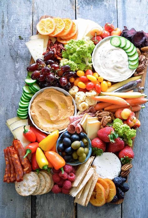 Grazing Food, Snack Boards, Blanching Green Beans, Beet Chips, Vegetable Platter, Grazing Board, Grilled Fruit, Dried Vegetables, Sweet Potato Chips