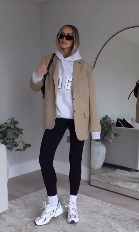 Sporty Blazer Outfit, Office Sporty Outfit, Winter School Run Outfits, Smart Sporty Outfit Women, Sport Casual Outfit Women, Nb530 Outfit, Office Athleisure Outfits, Winter Tennis Outfits, Sport Outfits Women Casual