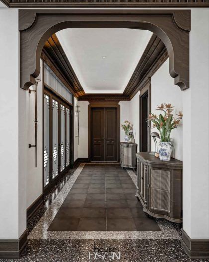 Chinese Entrance Design, Colonial Ceiling, Singapore Colonial Style, Indochina Interior, Indochine Interior, Entrance Foyer Design, Lavatory Design, Indochine Style, Chinese House