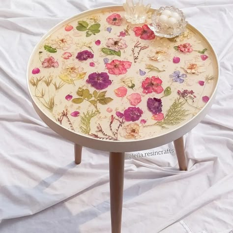 Coffee table decorated with dried flowers 🌺 and resin Wedding Flowers Resin, Resin Side Table, Diy Resin Table, Flower Furniture, Flowers In Resin, Table Resin, Resin Table Top, Flowers Resin, Keepsake Wedding