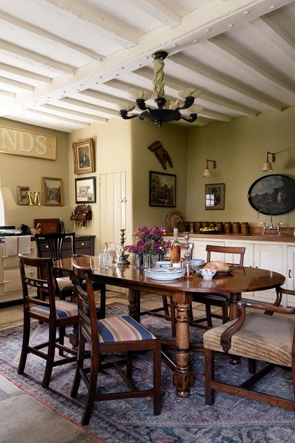 Country Kitchen with dining area - Emma Burns has created a comfortable, charming retreat in her parents' converted stable block - kitchens on HOUSE by House & Garden Emma Burns, Stable Block, Block House, Kitchen Drawing, New Staircase, Country Kitchens, Tuscan Design, European Farmhouse, Tuscan Kitchen