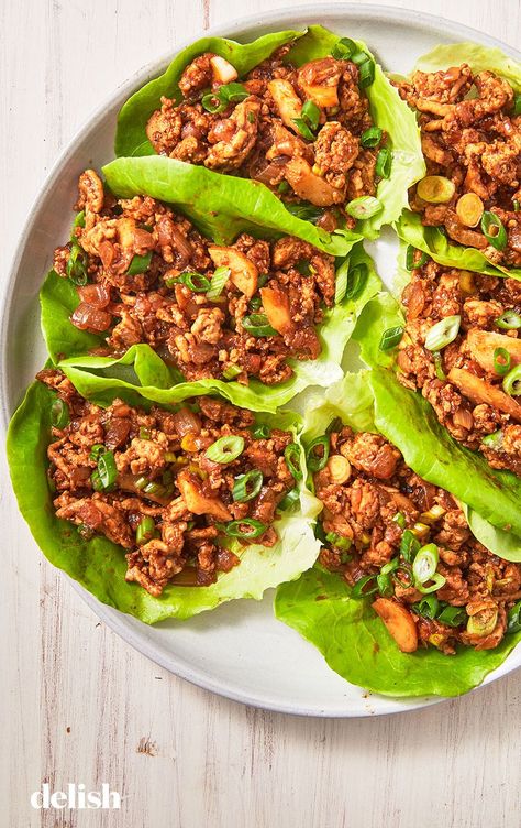 Asian Lettuce Wraps Makes Eating Healthy EasyDelish Asian Chicken Recipes Easy, Salat Wraps, Asian Chicken Lettuce Wraps, Asian Lettuce Wraps, Asian Chicken Recipes, Lettuce Wrap Recipes, Resep Diet, Chicken Lettuce Wraps, Asian Chicken