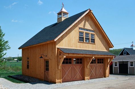 26' x 28' Carriage Barn on Display: The Barn Yard & Great Country Garages Cottage Garage, Barn Style Garage, Garage Plans With Loft, Carriage House Garage, Garage Guest House, Carriage House Plans, Garage Apartment Plans, Garage Door Design, House Garage