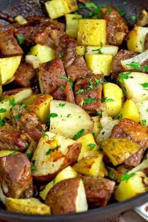 Roasted Steak and Potatoes is easy to make in one skillet. This is a quick weeknight dinner recipe. Roasted Steak, Roast Steak, Steak And Potatoes, Steak Potatoes, One Skillet Meals, Beef And Potatoes, Steak Dinner, Idee Pasto Sano, Beef Dinner