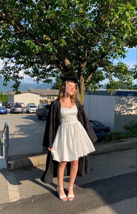 Grade 9 Graduation Dresses, Cute White Dresses Graduation Long, Senior Graduation Outfits High Schools, White Convocation Dress, Short White Homecoming Dress, White Grad Dresses High School, Cute Graduation Dresses College, Formal White Dress For Graduation, Grad Photo Dress