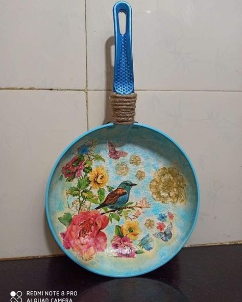 Frying Pan Decoration Ideas, Old Frying Pan Painting Ideas, Old Frying Pan Crafts, Pan Painting Ideas, Old Frying Pan Ideas, Kitchen Utensil Decor, Quilling Work, Elegant Living Room Decor, Decoupage Tray