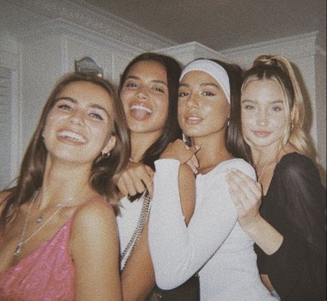 4 Musketeers, Friends Vibe, 4 Friends, Shotting Photo, Best Friend Photoshoot, Taylor Hill, Best Friend Photos, Cute Friend Pictures, Bff Goals