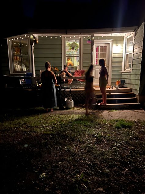 a group of girls on a porch at night time grilling in the summer Sitting On The Porch Aesthetic, Porch At Night Aesthetic, College House Exterior, Porch Aesthetic Summer, College House Backyard, Porch Aesthetic Night, House Show Aesthetic, Friends House Aesthetic, College Roommate Aesthetic