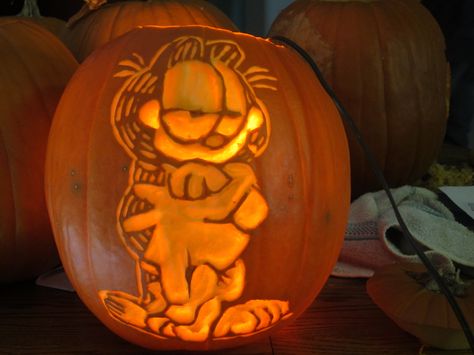 garfield carved pumpkin Garfield Pumpkin Carving, Garfield Pumpkin, Carvings Designs, Pumpkin Pumpkin Carving, Halloween Pumpkins Carvings Designs, Funny Pumpkin Carvings, Cute Pumpkin Carving, Halloween Pumpkin Carving Stencils, Carving Stencils