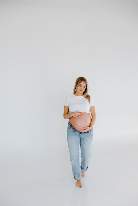 Jeans White Shirt Maternity Shoot, Maternity Photoshoot Outfits Studio, White Tshirt Maternity Photos, Open Jeans Maternity Shoot, Maternity Shoot With Jeans, Jeans And White Shirt Maternity Shoot, White Tank Jeans, Outdoor Maternity Pictures, Prego Pics