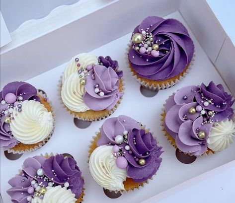 Lavender Butterfly Cupcakes, Purple Ombre Cupcakes, Cupcakes Decoration Purple, Purple And White Cupcakes Ideas, Purple Cupcakes Aesthetic, Purple And White Dessert Table, Purple And Silver Cupcakes, Purple And Yellow Cupcakes, Light Purple Cupcakes