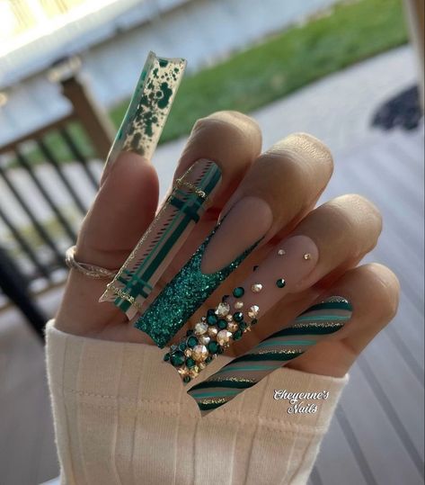 Festive Nails Christmas, Christmas Tree Nails, Green Acrylic Nails, Tree Nails, Green Nail Designs, Christmas Nails Easy, Christmas Nails Acrylic, Winter Nail Designs, Dark Nails