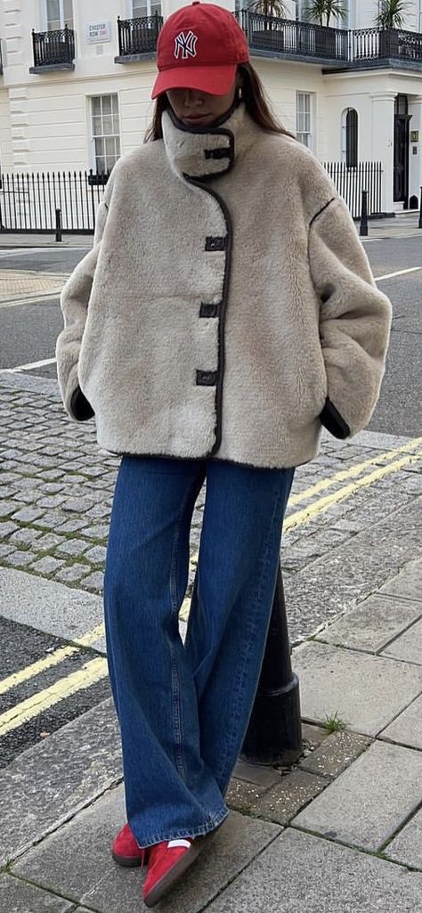 Fleece Jacket Street Style, New York Winter Street Style, Ny Fits, Street Style 2023, Winter Street Style, Street Style Fall Winter, Denim Street Style, Winter Street, Spring 2025