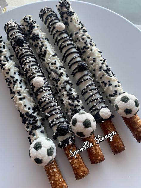 12 chocolate covered pretzels with edible soccer balls and sprinkles Soccer Baby Shower Ideas, Soccer Party Ideas, Soccer Party Food, Soccer Birthday Party Ideas, Soccer Treats, Soccer Baby Showers, Soccer Baby, Soccer Birthday Parties, Soccer Theme