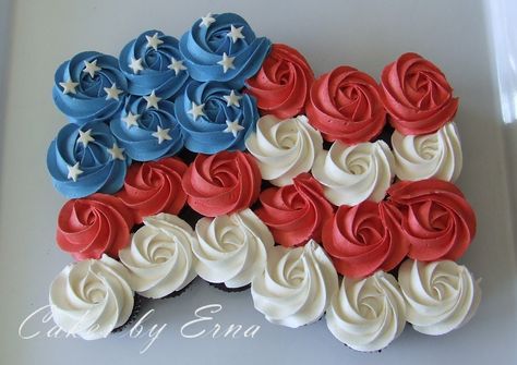 #4th of July Cupcakes - not sure I could get them to look that pretty, but it's a great idea! American Flag Food, America Cupcakes, 4th Of July Cupcakes, Fourth Of July Cakes, Meals For Four, Pull Apart Cake, 4th Of July Cake, Pull Apart Cupcakes, Holiday Cupcakes