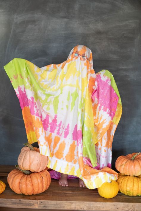 Glow in the Dark Tie Dye Ghost costume! :) Rainbow Ghost Costume, Rainbow Ghost, Quick N Easy Halloween Costumes, Ghost Costume Kids, Beanie Baby Costumes, Popcorn Costume, Prince Charming Costume, Quick Halloween Costumes, Tie Dye Kit