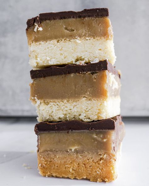 A photo three Millionaires shortbread bars (also known as caramel bars- a biscuit confectionery item composed of a square, shortbread biscuit base topped with caramel and milk chocolate) in a stack. 9x13 Desserts, Millionaire Shortbread Recipe, Millionaires Shortbread, Millionaire's Shortbread, Fried Recipes, Bar Desserts, Bakery Goods, Shortbread Recipe, Millionaire Shortbread