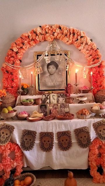 Ofrenda Ideas For Pets, Ancestral Altar Ideas, Offrenda Table Diy, Wedding Ofrenda, Dia De Los Muertos Altar Ideas Diy, Simple Ofrenda Ideas, Diy Ofrenda Alter, Dia De Los Muertos Crafts Ideas, Dia De Los Muertos Party Ideas