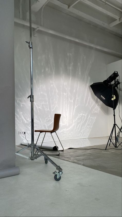 Photoshoot Studio Setup, Photography Studio Decor, Studio Lighting Setups, Photography Studio Setup, Photography Lighting Setup, Mode Editorials, Studio Photography Lighting, Foto Tips, Lighting Setups