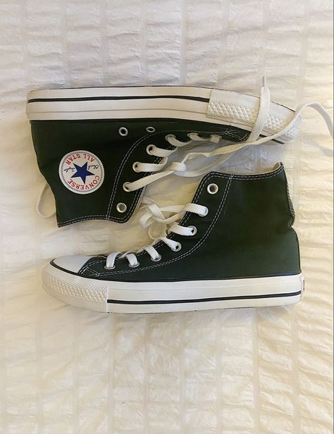 Converse That Go With Everything, Dark Green Converse Aesthetic, Emerald Green Converse, Dark Green Converse Outfit, Dark Green Clothes Aesthetic, Converse Verdes, Forest Green Converse, Forest Green Shoes, Dark Green Sneakers