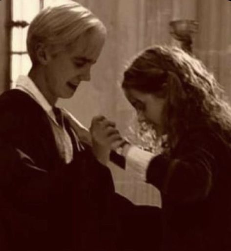 Draco Y Hermione, Hermione Malfoy, Draco And Hermione Fanfiction, Glume Harry Potter, Draco Malfoy Fanart, Draco Malfoy Aesthetic, Buku Harry Potter, Harry Potter Icons, Draco And Hermione