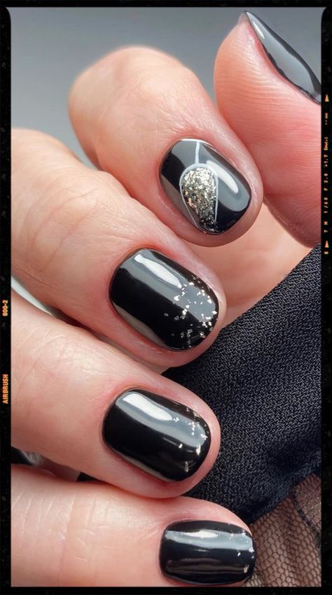 New Years Nails Champagne Glasses, Bartender Nail Designs, Champagne Glass Nail Art, Champagne Glass Nails, Black And White New Years Nails, Glass Nails Art, 2022 Nails, App Filter, Airbrush App