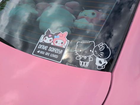 Sanrio Car Stickers, Hello Kitty Car Accessories, Kawaii Car, Pink Car Accessories, Hello Kitty Car, Drive Safely, Girly Car Accessories, Car Deco, Cool Car Accessories