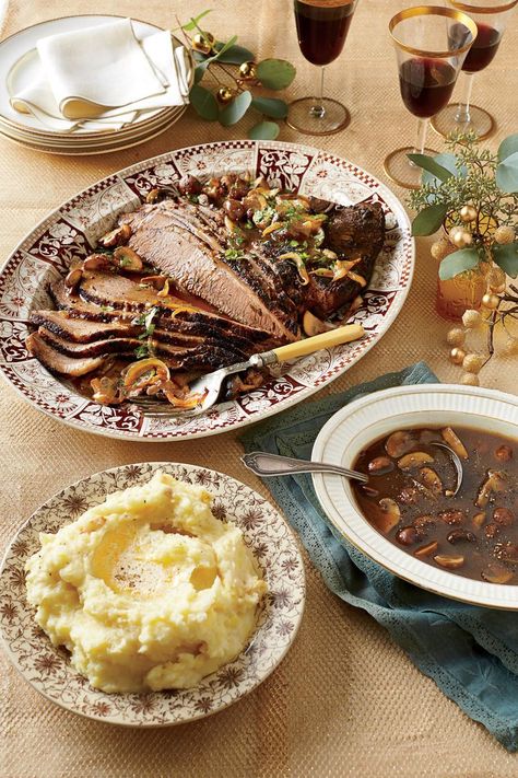 Brisket with Mushroom-and-Onion Gravy Classic Christmas Recipes, Holiday Entrees, Vegetarian Holiday Recipes, Hanukkah Dinner, Christmas Main Dishes, Brand Food, Recipes Southern, Pork Entrees, Hanukkah Food