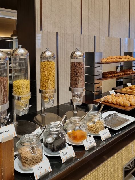 Breakfast Bar Restaurant, Hotel Breakfast Buffet Aesthetic, Hotel Buffet Counter, Hotel Breakfast Buffet Ideas, Breakfast Buffet Design, Brunch Cafe Interior, Breakfast Buffet Table, Breakfast Design, Hotel Breakfast Buffet