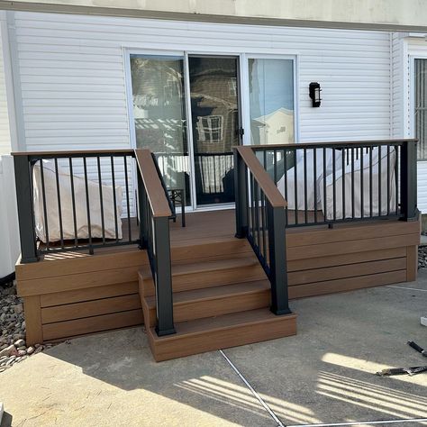 Trex Transcend Lineage decking, and the color is Jasper. The railing is Trex Signature Rail with a Jasper board on top. @trexcompany #trex… | Instagram Trex Handrails, Deck Trim Ideas, Trex Porch, Trex Deck Railing, Trex Transcend, Patio Steps, Entrance Ideas, Trex Deck, Custom Decks