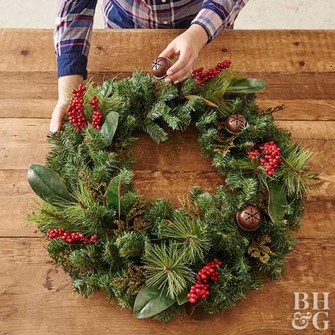 Christmas Wreaths Diy Evergreen, Live Christmas Wreaths, Wreath Diy Christmas, Wreath Decorating Ideas, Couronne Diy, Outdoor Christmas Wreaths, Fresh Christmas Wreath, Christmas Wreath Decor, Diy Christmas Wreath