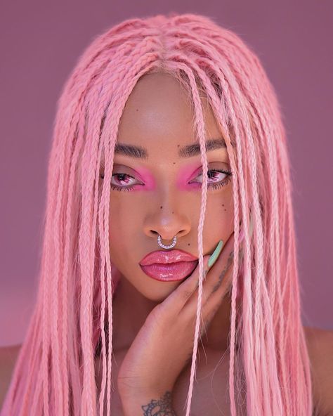 NYANE ® • 𝓎𝓊𝓃𝑔 𝓂𝑒𝓉𝓈𝒾 (@nyane) • Instagram photos and videos Pink Braids Hairstyles, Pink Hair Black Women, Braids Hairstyles Ideas, Pink Box Braids, Pink Braids, Box Braids Hairstyles For Black Women, Cute Box Braids Hairstyles, Braids With Beads, Pink Eyeshadow