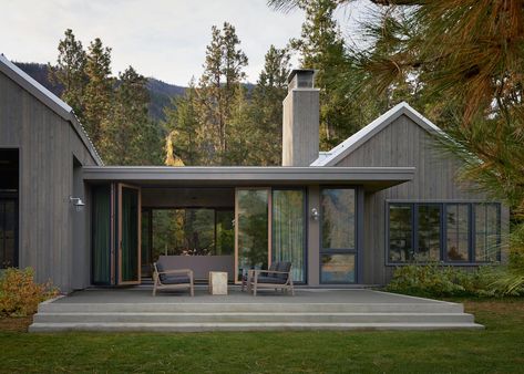 Lakeside cabin getaway boasts breathtaking views on Lake Chelan #house #outoors #outdoorliving #deck #washington Ultra Modern Farmhouse, Scandinavian Farmhouse Exterior, Ramp House, Cozy Window Nook, Lakeside House, Cotswold House, Exterior Materials, Cabin Getaway, Lake Chelan