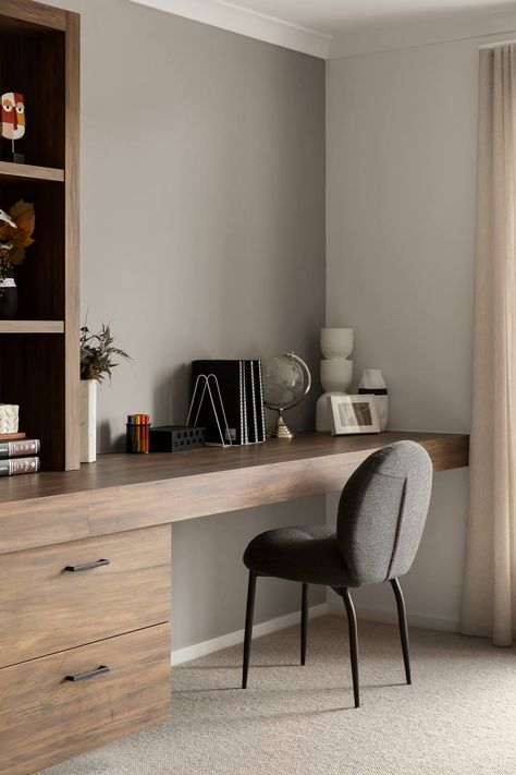 custom built in desk in dark walnut colour with black office chair no wheels Inbuilt Desk Home Office, Custom Office Desk, Study Room Colour, Black Office Built Ins, Dark Home Office Ideas, Study Chairs, Home Office Colours, Home Office Ideas Men, Custom Office Built Ins