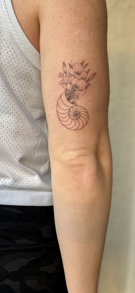 #nautilustattoo #finelinetattoo #poppytattoo Seashell Flower Tattoo, Nautilus Shell Tattoo, Shell Tattoo Ideas, Conch Shell Tattoo, Sea Shell Tattoo, Nautilus Tattoo, Tattoos 2023, Shell Tattoo, Mum Tattoo