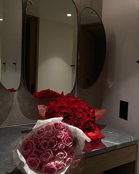 Hotel Room Flowers, Roses Hotel Room, Flowers In Hotel Room, Rich Flowers Aesthetic, Kylie Jenner Roses In House, Roses Bouquet Aesthetic Night, Huge Bouquet Of Flowers Aesthetic, Red Roses Luxury Aesthetic, Aesthetic Hotel