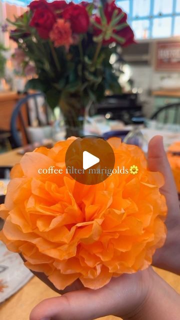 How To Make Dia De Los Muertos Flowers, Marigold Coffee Filter, Marigold Craft For Kids, Coffee Filter Marigolds, Marigold Flower Diy, Marigold Craft, Diy Marigold Flowers, Diy Dia De Los Muertos Decorations Ideas, Dia De Los Muertos Crafts Ideas