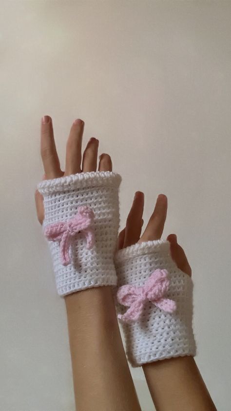 Crochet For Cold Weather, Sanrio Crochet, Gloves Crochet, Hello Kitty Crochet, Pin Search, Crochet Mittens, Crochet Inspo, Crochet Gloves, Winter Gloves