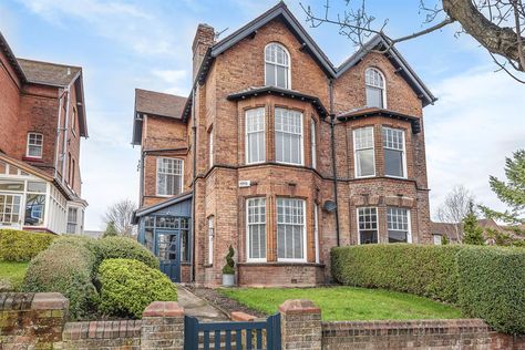 The most viewed homes on Rightmove this year Front Extension, Lounge Diner, Tile Walk In Shower, Scarborough Beach, Diner Decor, Equestrian Facilities, Period Property, Most Viewed, Beautiful Houses