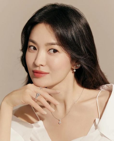 Song Hye Kyo Style, Hye Kyo, Korean Skincare Routine, Song Hye Kyo, Korean Entertainment, Best Anti Aging, Korean Actresses, Youthful Skin, Top Beauty Products