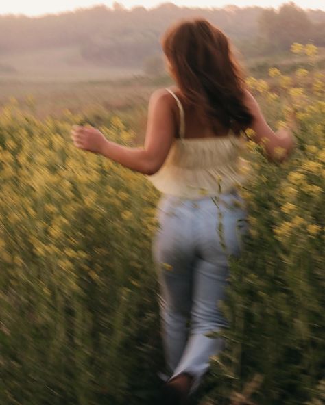 🌼flower child🌼 #photographer #photoshoot #summer #omaha #nebraska #flowershoot #yellowflowers Photography Ideas Of Nature, Foreground Interest Photography, Cute Outdoor Poses, Me Asthetic Picture, Field Fall Photoshoot, Lying In A Field Of Flowers, Film Style Photoshoot, Great Depth Of Field Photography, Pictures In Fields Photo Ideas